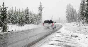 Ein Fahrzeug fährt im Schnee